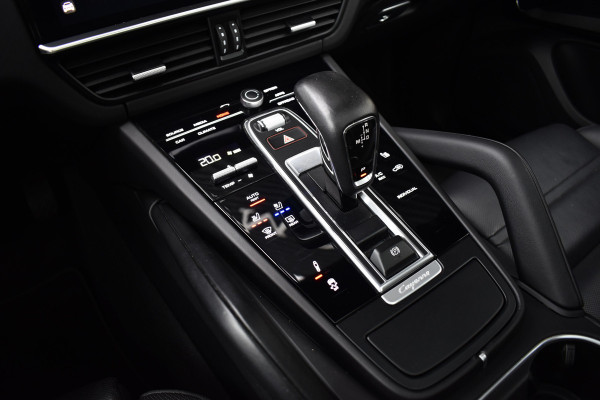 Porsche Cayenne Coupé 3.0 E-Hybrid Platinum Edition SportDesign *Krijt* | Sportuitlaat | Panorama | ACC | Trekhaak | Ventilatie | Achterasbesturing | Bose | Head-Up | 22'' Wielen |