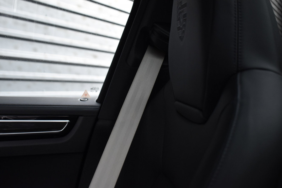 Porsche Cayenne Coupé 3.0 E-Hybrid Platinum Edition SportDesign *Krijt* | Sportuitlaat | Panorama | ACC | Trekhaak | Ventilatie | Achterasbesturing | Bose | Head-Up | 22'' Wielen |