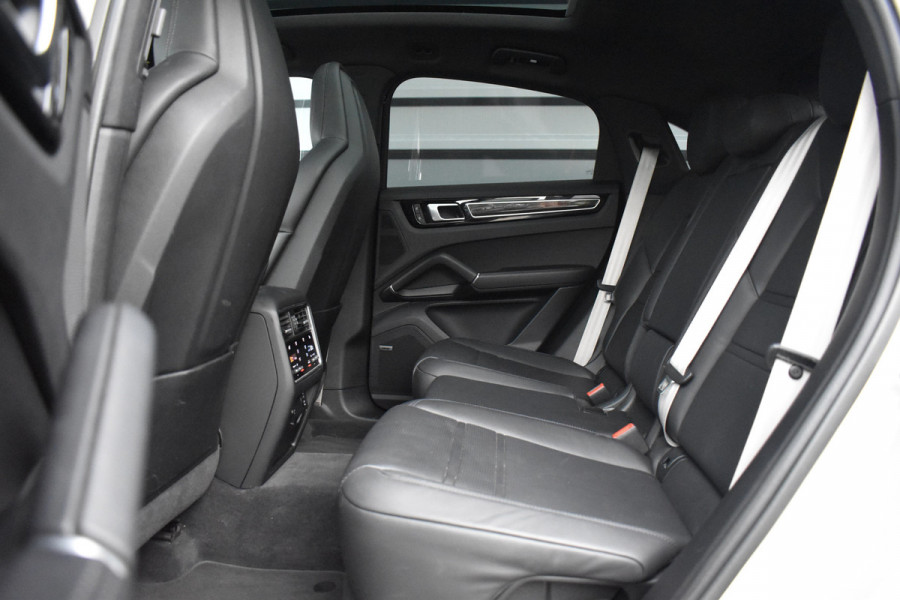 Porsche Cayenne Coupé 3.0 E-Hybrid Platinum Edition SportDesign *Krijt* | Sportuitlaat | Panorama | ACC | Trekhaak | Ventilatie | Achterasbesturing | Bose | Head-Up | 22'' Wielen |