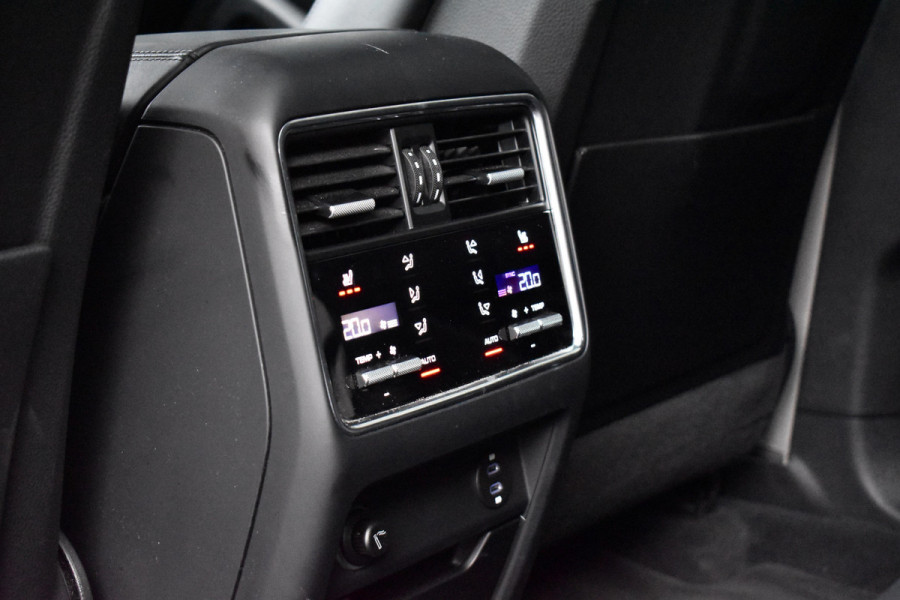 Porsche Cayenne Coupé 3.0 E-Hybrid Platinum Edition SportDesign *Krijt* | Sportuitlaat | Panorama | ACC | Trekhaak | Ventilatie | Achterasbesturing | Bose | Head-Up | 22'' Wielen |