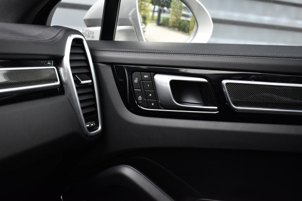 Porsche Cayenne Coupé 3.0 E-Hybrid Platinum Edition SportDesign *Krijt* | Sportuitlaat | Panorama | ACC | Trekhaak | Ventilatie | Achterasbesturing | Bose | Head-Up | 22'' Wielen |