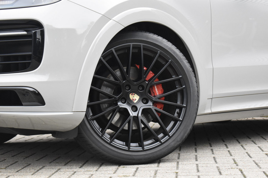 Porsche Cayenne Coupé 3.0 E-Hybrid Platinum Edition SportDesign *Krijt* | Sportuitlaat | Panorama | ACC | Trekhaak | Ventilatie | Achterasbesturing | Bose | Head-Up | 22'' Wielen |