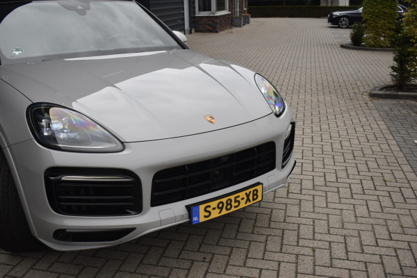 Porsche Cayenne Coupé 3.0 E-Hybrid Platinum Edition SportDesign *Krijt* | Sportuitlaat | Panorama | ACC | Trekhaak | Ventilatie | Achterasbesturing | Bose | Head-Up | 22'' Wielen |