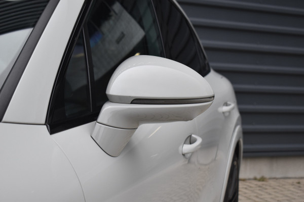 Porsche Cayenne Coupé 3.0 E-Hybrid Platinum Edition SportDesign *Krijt* | Sportuitlaat | Panorama | ACC | Trekhaak | Ventilatie | Achterasbesturing | Bose | Head-Up | 22'' Wielen |