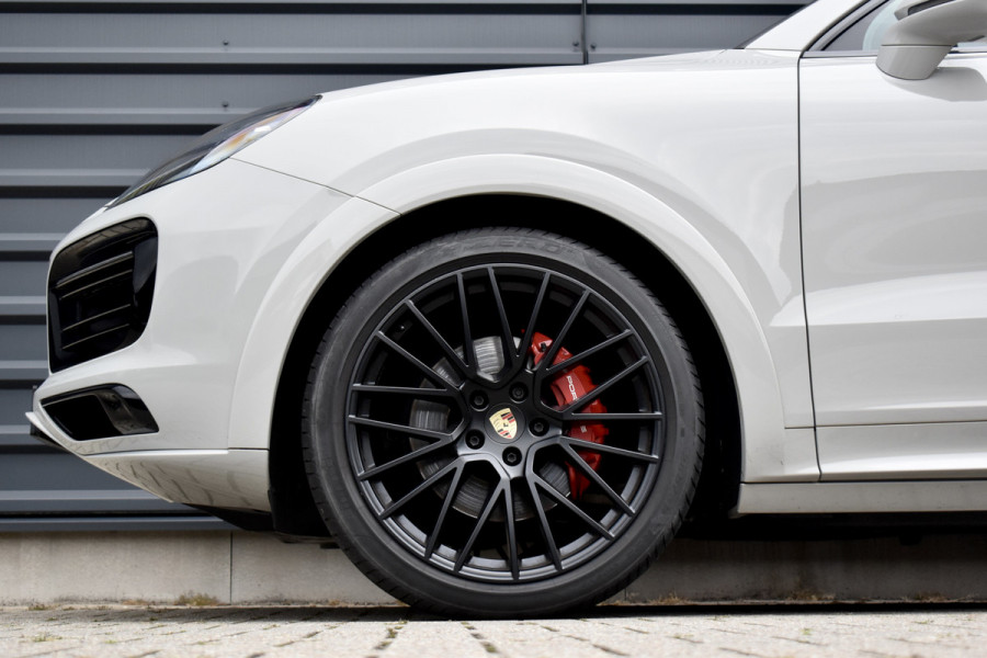 Porsche Cayenne Coupé 3.0 E-Hybrid Platinum Edition SportDesign *Krijt* | Sportuitlaat | Panorama | ACC | Trekhaak | Ventilatie | Achterasbesturing | Bose | Head-Up | 22'' Wielen |