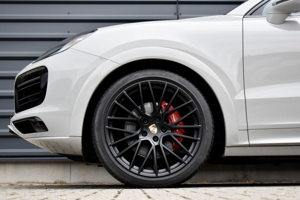 Porsche Cayenne Coupé 3.0 E-Hybrid Platinum Edition SportDesign *Krijt* | Sportuitlaat | Panorama | ACC | Trekhaak | Ventilatie | Achterasbesturing | Bose | Head-Up | 22'' Wielen |