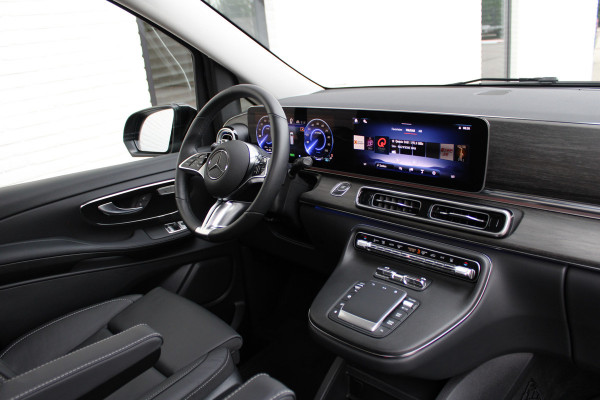Mercedes-Benz Eqv 300 L2 / AMG / Panorama / Luchtvering / 7-Persoons / Slaapbank / 360 Camera / Vol Opties / NIEUWSTAAT