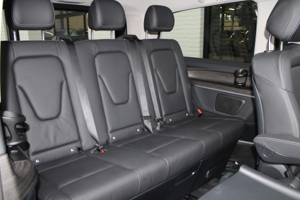 Mercedes-Benz Eqv 300 L2 / AMG / Panorama / Luchtvering / 7-Persoons / Slaapbank / 360 Camera / Vol Opties / NIEUWSTAAT