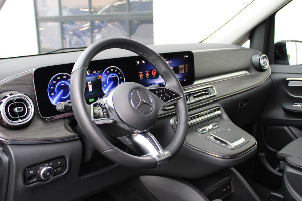 Mercedes-Benz Eqv 300 L2 / AMG / Panorama / Luchtvering / 7-Persoons / Slaapbank / 360 Camera / Vol Opties / NIEUWSTAAT