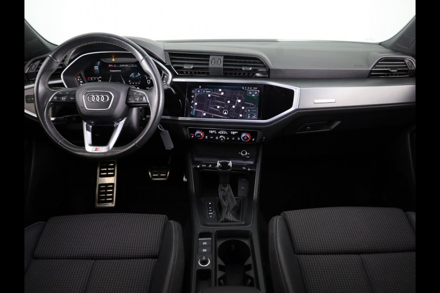 Audi Q3 Sportback 35 TFSI S Edition 150pk | Parkeer pakket | Apple Carplay/Android Auto | Climate control | Full-LED koplampen | Navigatiesysteem full map + hard disk | S Line exterieur en interieur | Lichtmetalen velgen 10-spaaks 19" | Voorstoelen verwarmd