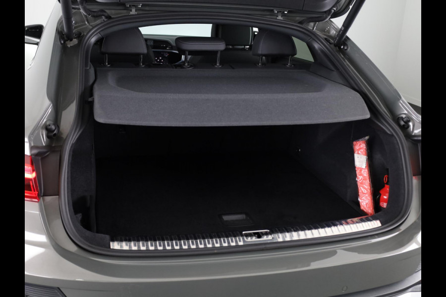 Audi Q3 Sportback 35 TFSI S Edition 150pk | Parkeer pakket | Apple Carplay/Android Auto | Climate control | Full-LED koplampen | Navigatiesysteem full map + hard disk | S Line exterieur en interieur | Lichtmetalen velgen 10-spaaks 19" | Voorstoelen verwarmd