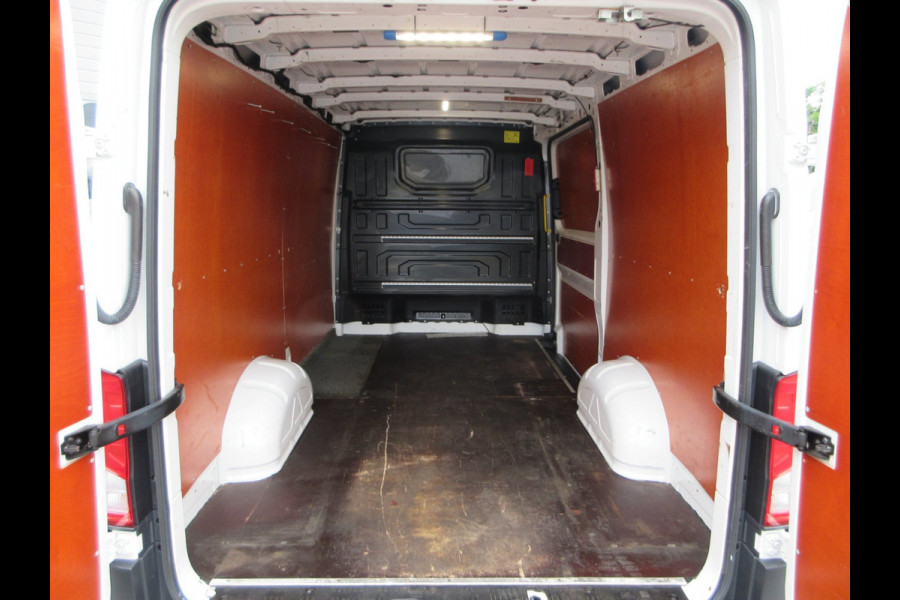 Volkswagen Crafter 35 2.0 TDI ,euro 6 ,automaat, camera ,navigatie, L3H2 (L2H1) trekhaak