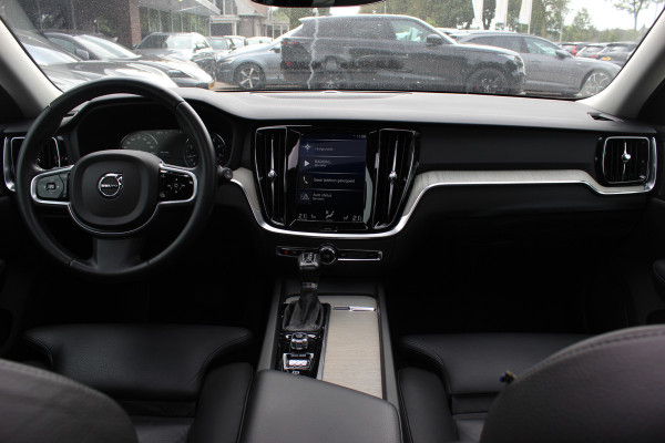 Volvo V60 2.0 T5 Inscription / Panoramadak / CarPlay / Parkeerhulp V+A / Harman Kardon / Leder / 18'' / Getint glas / Stoelverwarming / DAB / Adaptive Cruise Control