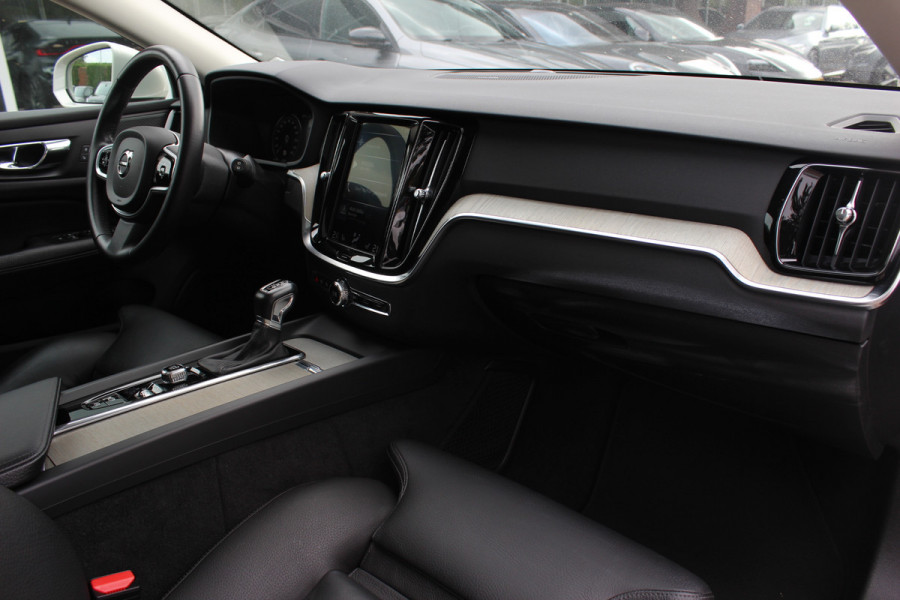 Volvo V60 2.0 T5 Inscription / Panoramadak / CarPlay / Parkeerhulp V+A / Harman Kardon / Leder / 18'' / Getint glas / Stoelverwarming / DAB / Adaptive Cruise Control