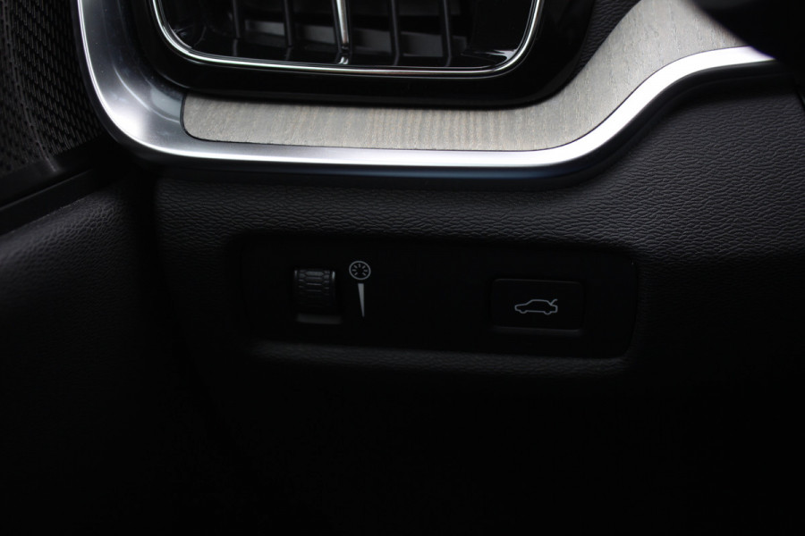 Volvo V60 2.0 T5 Inscription / Panoramadak / CarPlay / Parkeerhulp V+A / Harman Kardon / Leder / 18'' / Getint glas / Stoelverwarming / DAB / Adaptive Cruise Control