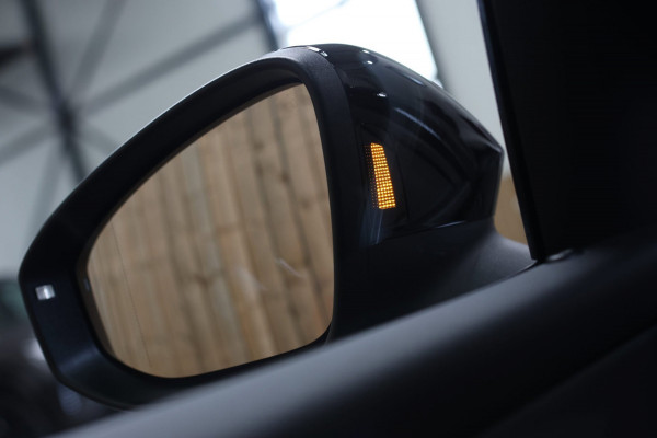 Volkswagen T-Roc 1.5 eTsi R-Line *Pano*H/K*Head-Up*360 Camera*Trekhaak*