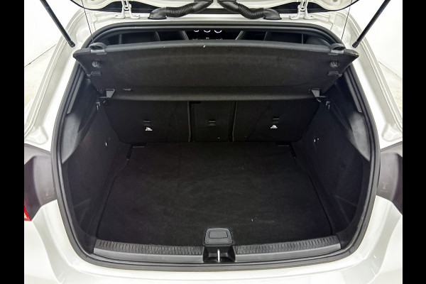 Mercedes-Benz A-Klasse 180 Business Solution AMG Lichtmetalen velgen | Navigatie | MBUX wide screen | Parking support | Inclusief 24 maanden MB Certified garantie voor Europa.