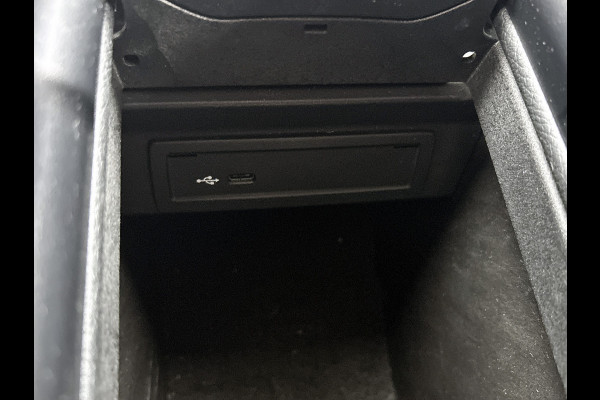 Mercedes-Benz A-Klasse 180 Business Solution AMG Lichtmetalen velgen | Navigatie | MBUX wide screen | Parking support | Inclusief 24 maanden MB Certified garantie voor Europa.