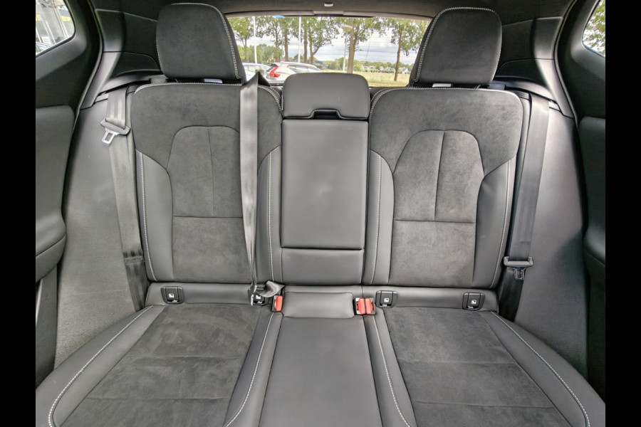 Volvo EX40 252PK Extended Range Plus Black Ed. 82 kWh | BLIS | ACC | PDC V+A | Pano | Verwarm. Stoelen/Stuur | Warmtepomp |