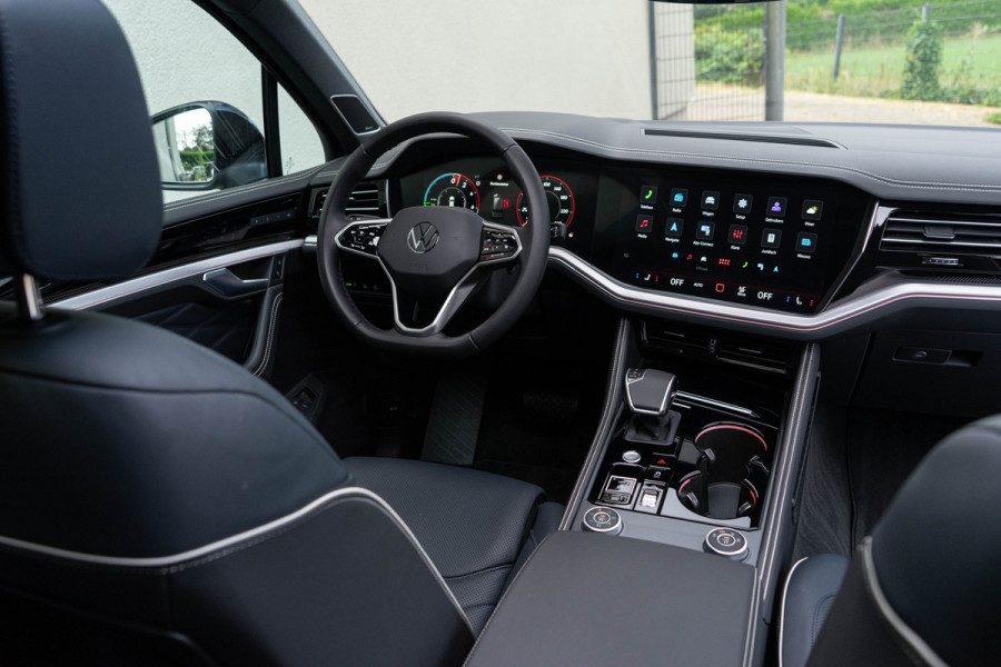 Volkswagen Touareg 3.0 TSI eHybrid 4MOTION / Puglia/ Top View/ Head-Up Display/ Trekhaak/ Panoramadak/ 280kW (381PK)