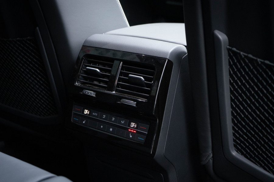Volkswagen Touareg 3.0 TSI eHybrid 4MOTION / Puglia/ Top View/ Head-Up Display/ Trekhaak/ Panoramadak/ 280kW (381PK)