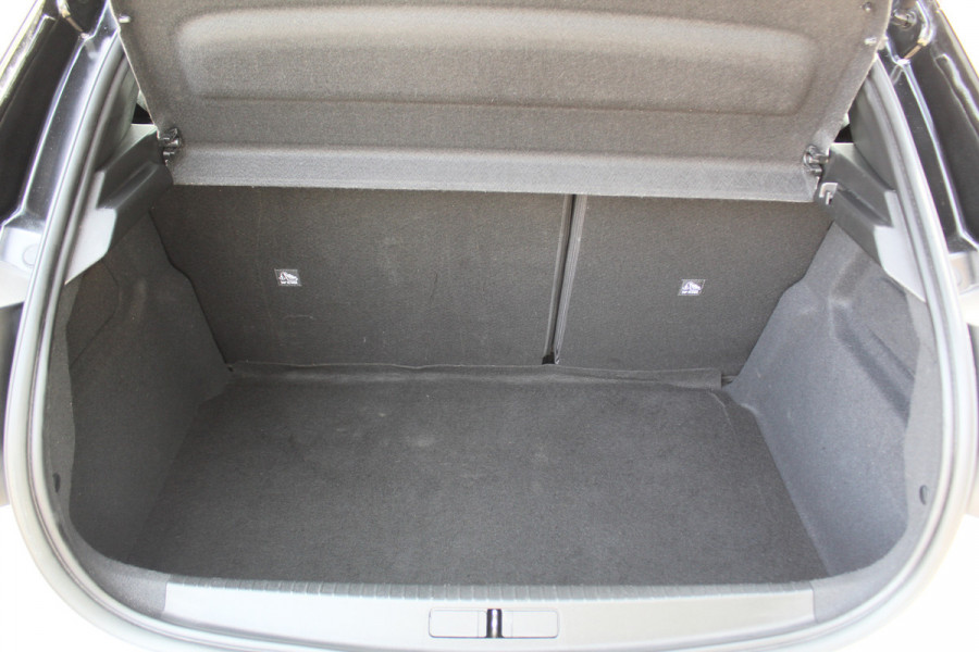 Opel Corsa 1.2 GS Line 100PK TURBO In nieuwstaat verkerende Opel Corsa ! Autm. airco, cruise cntrl, lane assist, panoramadak, verwarmde stoelen, LM wielen, camera, pdc v+a, navigatie by Apple Carplay/Android auto, metallic, LED verl. etc.