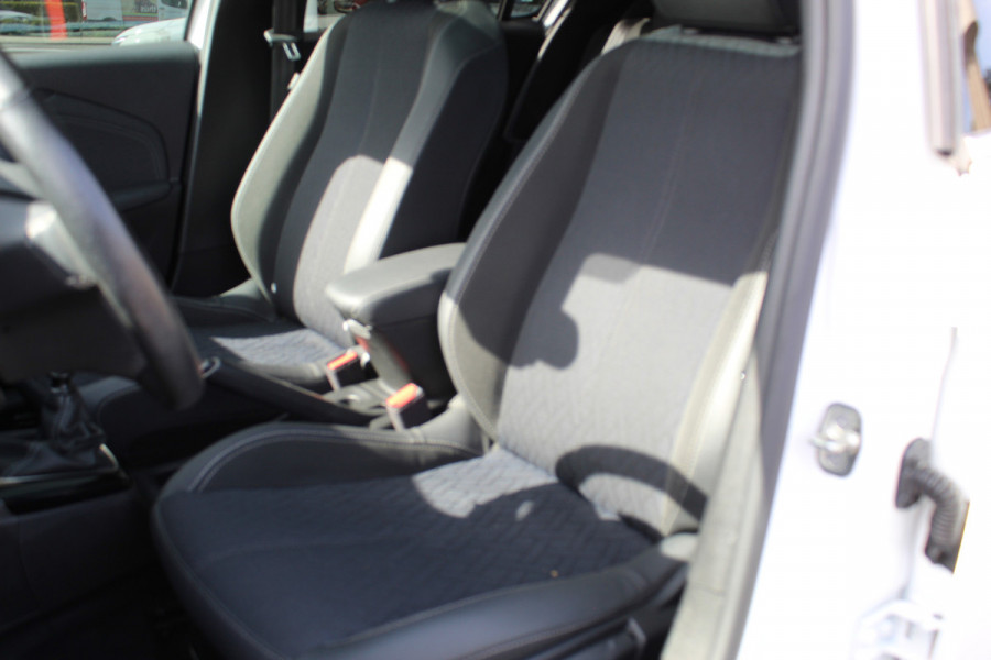 Opel Corsa 1.2 GS Line 100PK TURBO In nieuwstaat verkerende Opel Corsa ! Autm. airco, cruise cntrl, lane assist, panoramadak, verwarmde stoelen, LM wielen, camera, pdc v+a, navigatie by Apple Carplay/Android auto, metallic, LED verl. etc.