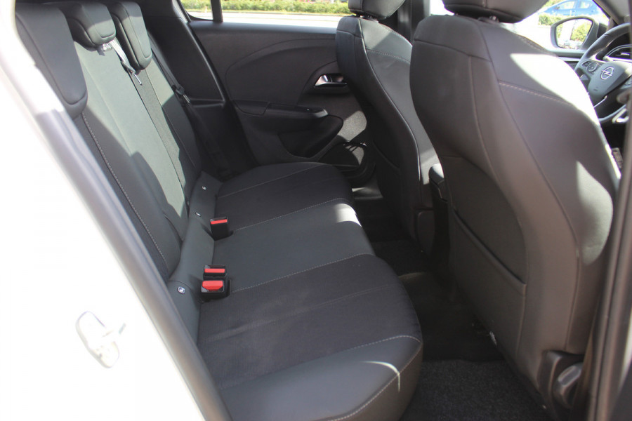 Opel Corsa 1.2 GS Line 100PK TURBO In nieuwstaat verkerende Opel Corsa ! Autm. airco, cruise cntrl, lane assist, panoramadak, verwarmde stoelen, LM wielen, camera, pdc v+a, navigatie by Apple Carplay/Android auto, metallic, LED verl. etc.