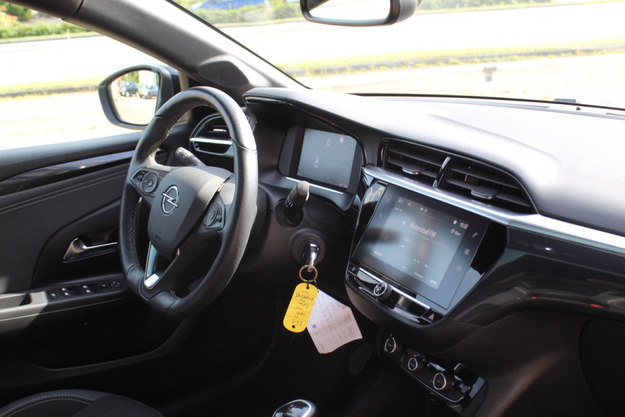 Opel Corsa 1.2 GS Line 100PK TURBO In nieuwstaat verkerende Opel Corsa ! Autm. airco, cruise cntrl, lane assist, panoramadak, verwarmde stoelen, LM wielen, camera, pdc v+a, navigatie by Apple Carplay/Android auto, metallic, LED verl. etc.