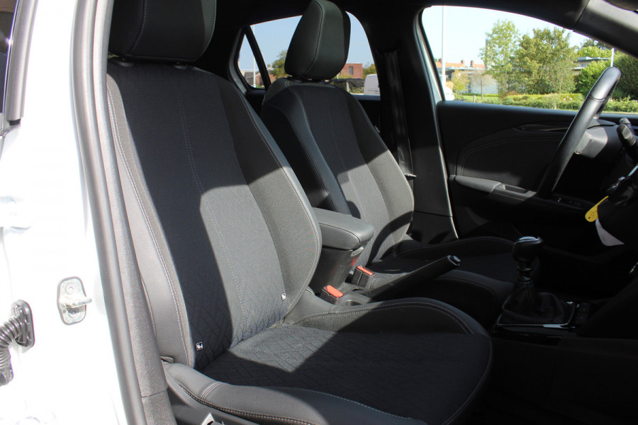 Opel Corsa 1.2 GS Line 100PK TURBO In nieuwstaat verkerende Opel Corsa ! Autm. airco, cruise cntrl, lane assist, panoramadak, verwarmde stoelen, LM wielen, camera, pdc v+a, navigatie by Apple Carplay/Android auto, metallic, LED verl. etc.