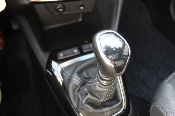 Opel Corsa 1.2 GS Line 100PK TURBO In nieuwstaat verkerende Opel Corsa ! Autm. airco, cruise cntrl, lane assist, panoramadak, verwarmde stoelen, LM wielen, camera, pdc v+a, navigatie by Apple Carplay/Android auto, metallic, LED verl. etc.