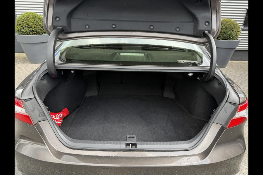 Toyota Camry 2.5 Hybrid Dynamic | Camera | Lederen Bekleding | Stoelverwarming | Lichtmetalen Velgen |