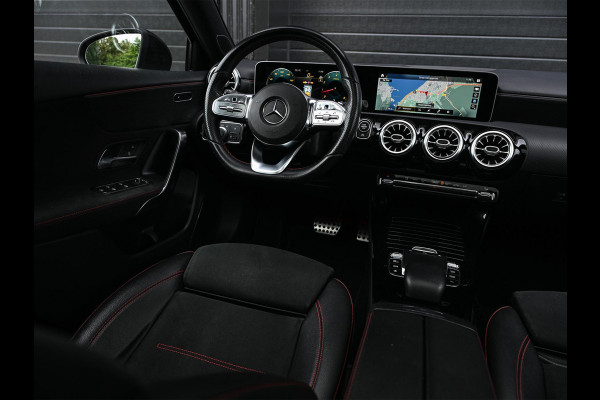Mercedes-Benz A-Klasse 250 Premium Plus | AMG Line | Panoramadak | Led | Burmester | Stoelverwarming | Ambiance Interieur | Keyless Entry |