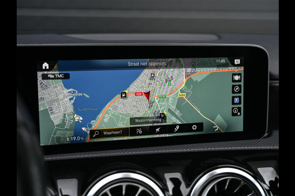 Mercedes-Benz A-Klasse 250 Premium Plus | AMG Line | Panoramadak | Led | Burmester | Stoelverwarming | Ambiance Interieur | Keyless Entry |