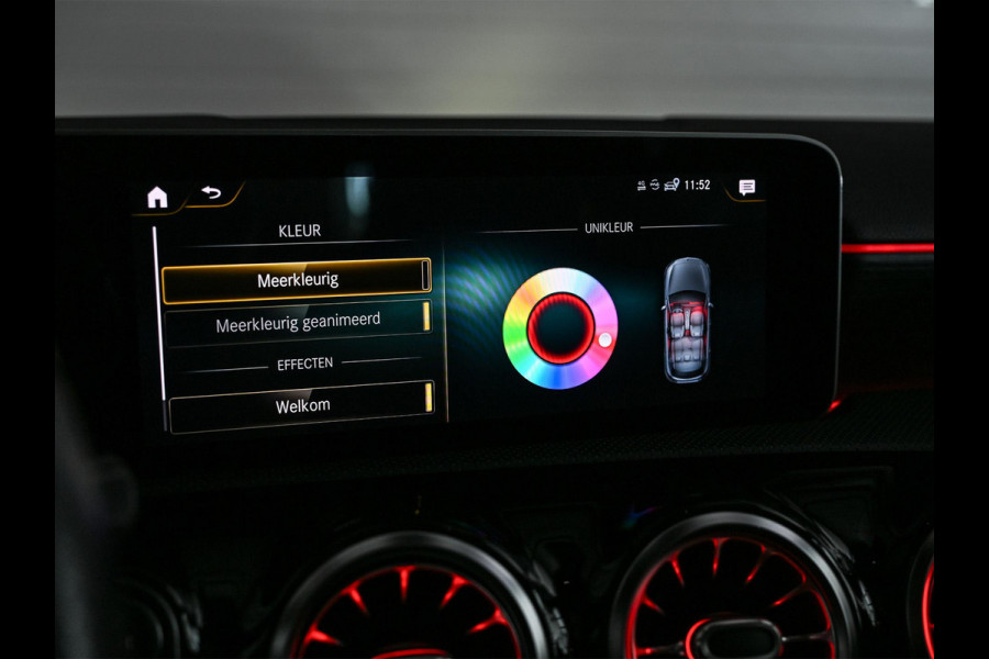 Mercedes-Benz A-Klasse 250 Premium Plus | AMG Line | Panoramadak | Led | Burmester | Stoelverwarming | Ambiance Interieur | Keyless Entry |