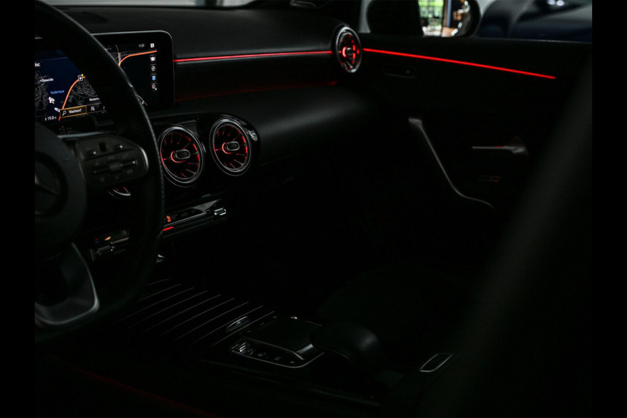 Mercedes-Benz A-Klasse 250 Premium Plus | AMG Line | Panoramadak | Led | Burmester | Stoelverwarming | Ambiance Interieur | Keyless Entry |