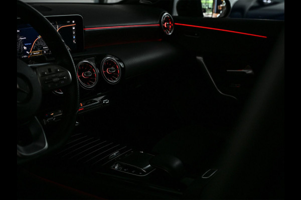 Mercedes-Benz A-Klasse 250 Premium Plus | AMG Line | Panoramadak | Led | Burmester | Stoelverwarming | Ambiance Interieur | Keyless Entry |