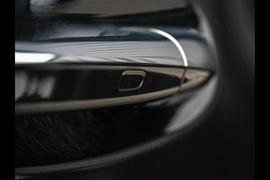 Mercedes-Benz A-Klasse 250 Premium Plus | AMG Line | Panoramadak | Led | Burmester | Stoelverwarming | Ambiance Interieur | Keyless Entry |