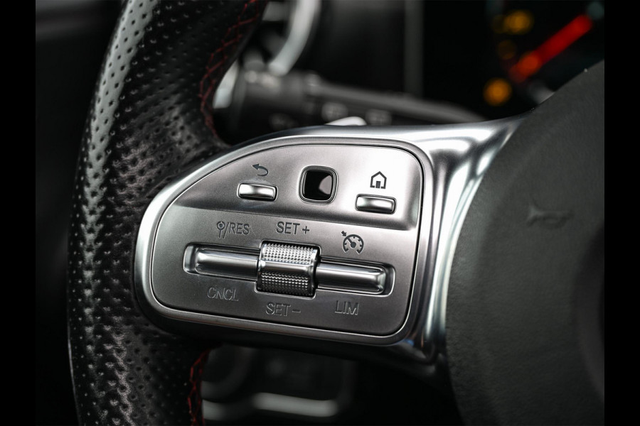 Mercedes-Benz A-Klasse 250 Premium Plus | AMG Line | Panoramadak | Led | Burmester | Stoelverwarming | Ambiance Interieur | Keyless Entry |