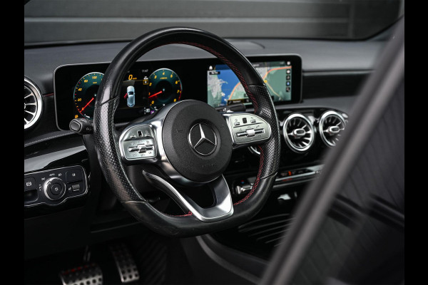Mercedes-Benz A-Klasse 250 Premium Plus | AMG Line | Panoramadak | Led | Burmester | Stoelverwarming | Ambiance Interieur | Keyless Entry |