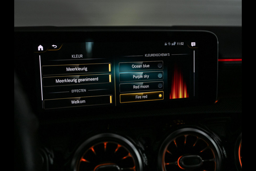 Mercedes-Benz A-Klasse 250 Premium Plus | AMG Line | Panoramadak | Led | Burmester | Stoelverwarming | Ambiance Interieur | Keyless Entry |