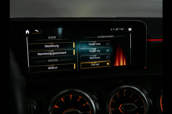 Mercedes-Benz A-Klasse 250 Premium Plus | AMG Line | Panoramadak | Led | Burmester | Stoelverwarming | Ambiance Interieur | Keyless Entry |