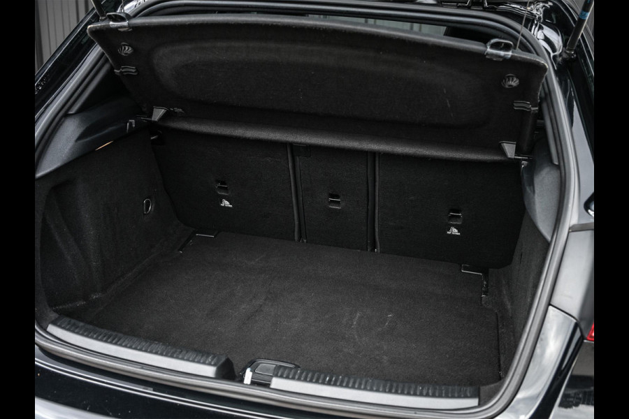 Mercedes-Benz A-Klasse 250 Premium Plus | AMG Line | Panoramadak | Led | Burmester | Stoelverwarming | Ambiance Interieur | Keyless Entry |