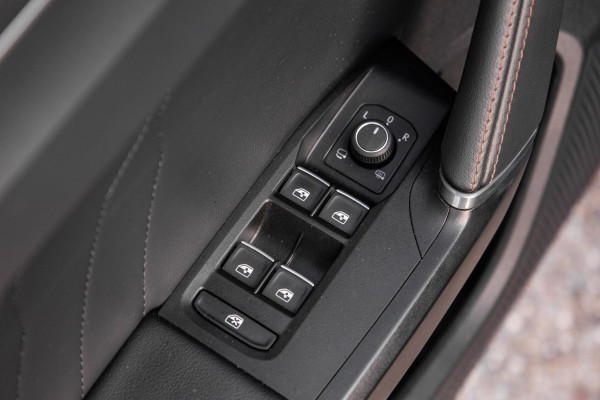 CUPRA Leon 1.4i Plug-In Hybrid SPORTSTOURER / CARPLAY / CAMERA / KUIP STOELEN / PERFECT ONDERHOUDEN