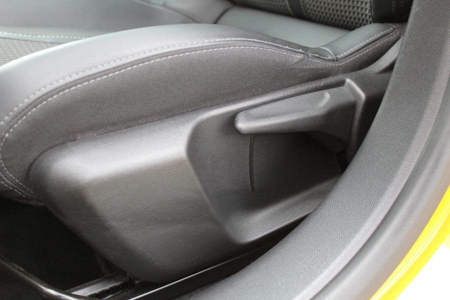 Peugeot 208 1.2 PureTech 131PK GT-Line | Panoramadak | 3D Cockpit | BLIS | Navigatie
