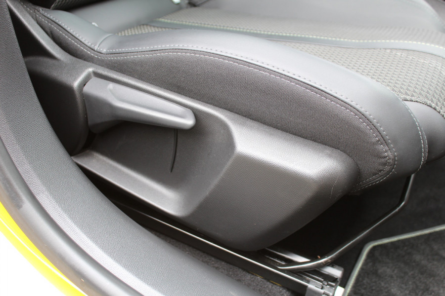 Peugeot 208 1.2 PureTech 131PK GT-Line | Panoramadak | 3D Cockpit | BLIS | Navigatie