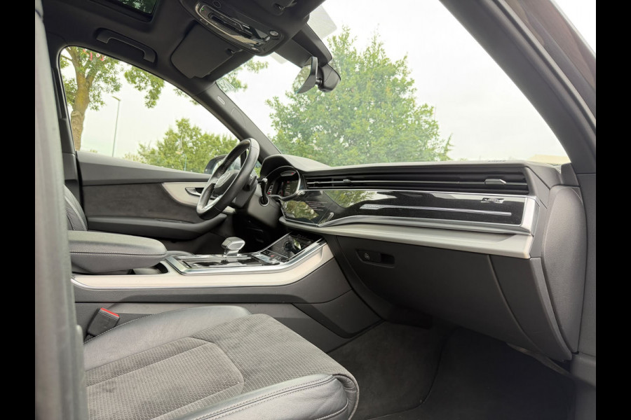 Audi Q7 55 TFSI e quattro Pro Line S Panoramadak Luchtvering 21 inch velgen Bang en Olufsen 3D Zwarte hemel Trekhaak Camera Sportstoelen Deels leder