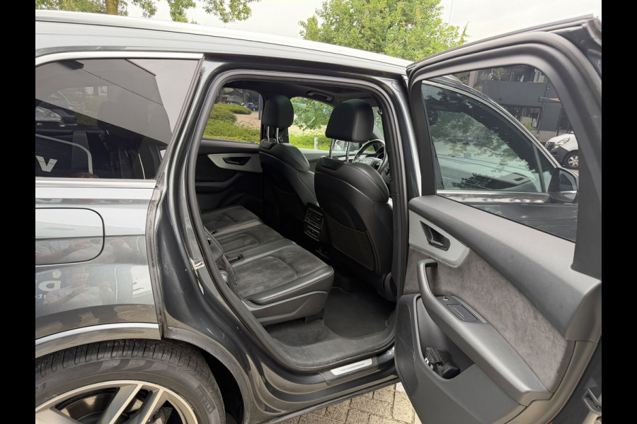 Audi Q7 55 TFSI e quattro Pro Line S Panoramadak Luchtvering 21 inch velgen Bang en Olufsen 3D Zwarte hemel Trekhaak Camera Sportstoelen Deels leder