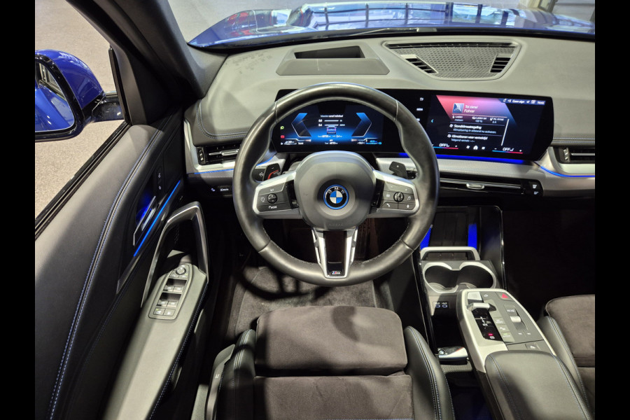 BMW X1 xDrive25e High Executive M-Sport | Panorama | HUD | 360 Camera | Stoelverwarming | Carplay/Android