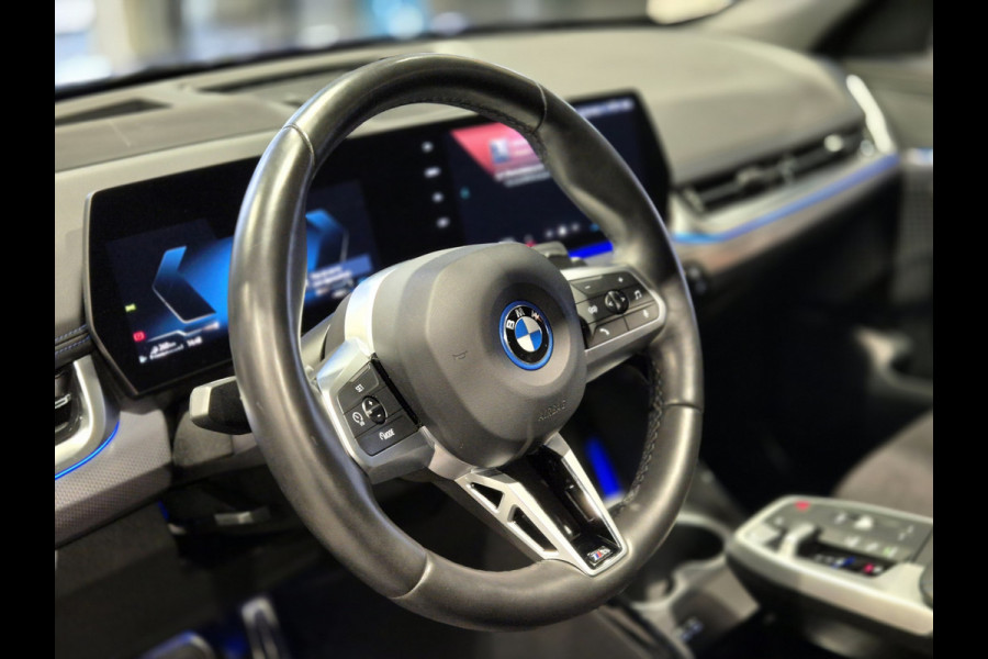 BMW X1 xDrive25e High Executive M-Sport | Panorama | HUD | 360 Camera | Stoelverwarming | Carplay/Android